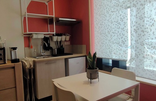 Villelaure Apartment | Studio renovated Luberon village house/Provence