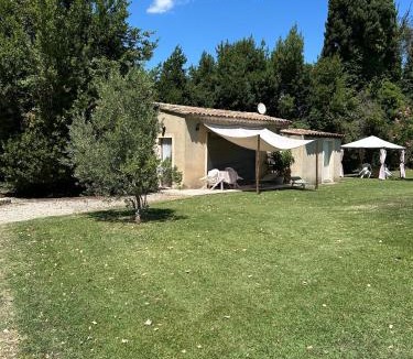 Noves House | Studio tout confort avec terrasse et piscine, idéal pour un séjour relax