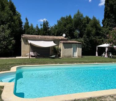 Noves House | Studio tout confort avec terrasse et piscine, idéal pour un séjour relax