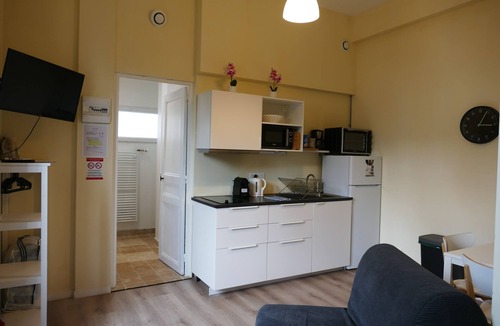 Gardanne Apartment | Studio West Enclosed parking Ground floor FibrE
