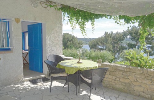 Istres Apartment | Stunning apartment in ISTRES with WiFi