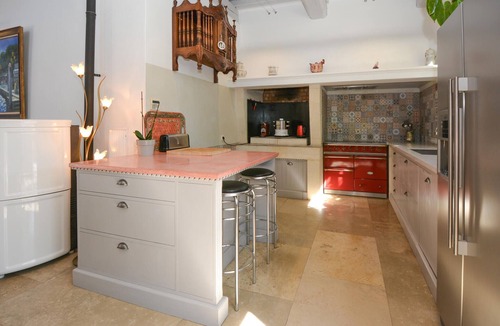 Noves House | Stunning home in Noves with WiFi