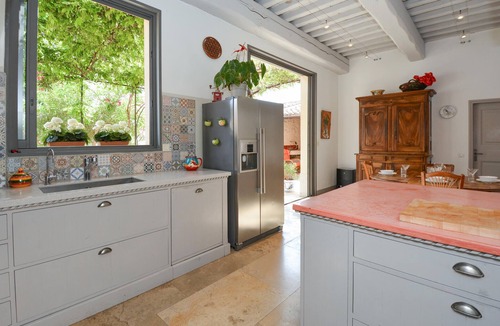 Noves House | Stunning home in Noves with WiFi
