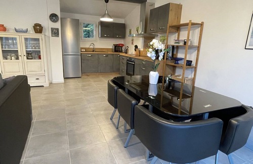 Caumont-sur-Durance House | Stunning private villa with hot tub, private pool, WIFI, A/C, TV, patio, pets allowed and parking