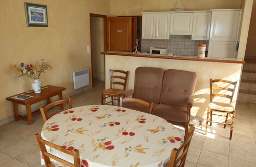 Grillon House | Stunning private villa for 4 guests with TV, patio and pets allowed