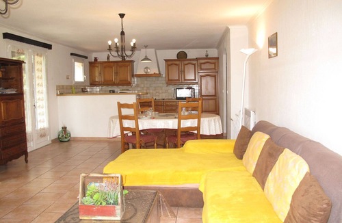 Quinson House | Stunning private villa for 4 guests with pool, TV and terrace