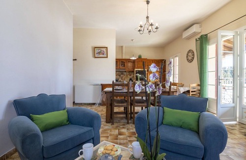Chateaurenard House | Stunning villa for 5 people with private pool, A/C, WIFI, TV and patio