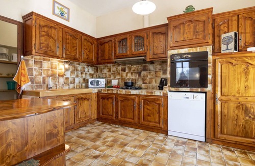 Chateaurenard House | Stunning villa for 5 people with private pool, A/C, WIFI, TV and patio