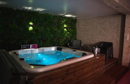 Chateauneuf-les-Martigues Apartment | Suite Impériale Jacuzzi Privatif