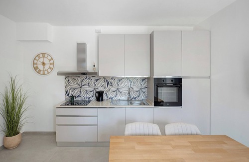Bomerano Apartment | Suite La Camelia with Mountain View, Wi-Fi and Air Conditioning