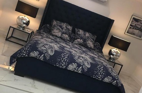 Brue-Auriac Bed & Breakfast | Suite Saint Esteve avec balneo au cœur d'un hameau