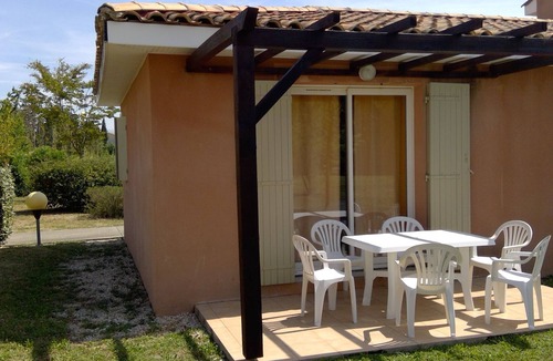 Saint-Saturnin-les-Avignon Apartment | Sun Hols les Rives du Lac by Interhome