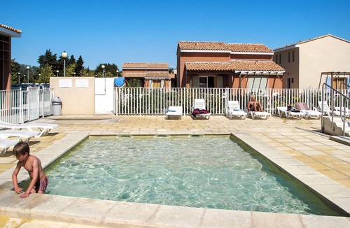 Saint-Saturnin-les-Avignon Apartment | Sun Hols les Rives du Lac by Interhome