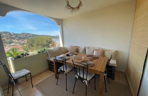 Saint-Mandrier-sur-Mer Apartment | Swimming pool, Wi-Fi, private parking, terrace, beaches and shops on foot