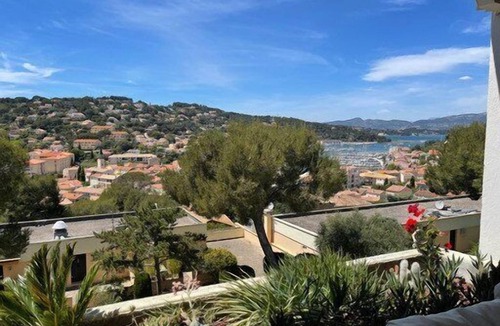 Saint-Mandrier-sur-Mer Apartment | Swimming pool, Wi-Fi, private parking, terrace, beaches and shops on foot