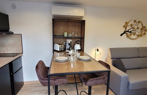 Jonquerettes Apartment | Swimming pool, Jacuzzi, private garden. Avignon, L'isle-sur-sorgues, Luberon, Provence