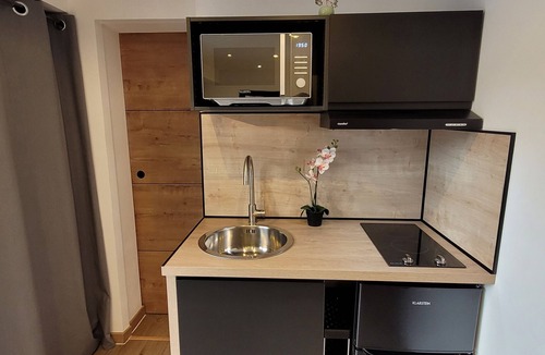 Jonquerettes Apartment | Swimming pool, Jacuzzi, private garden. Avignon, L'isle-sur-sorgues, Luberon, Provence