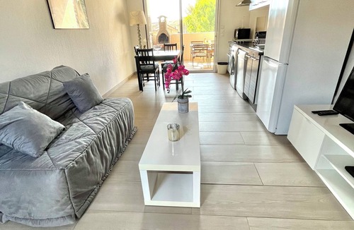 Saint-Cyr-sur-Mer Apartment | T2 apartment, 40 m2, fully air-conditioned, 350 m from the beach. Private parking