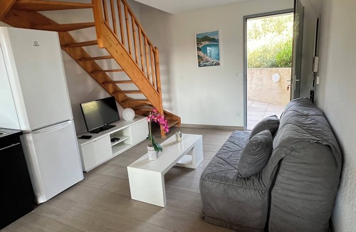 Saint-Cyr-sur-Mer Apartment | T2 apartment, 40 m2, fully air-conditioned, 350 m from the beach. Private parking