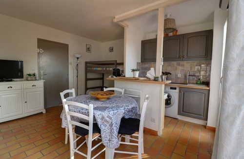 La Madrague Apartment | T2 vue mer 180° Avec balcon, Air-conditioned, direct access to the sea, Parking, Piscine