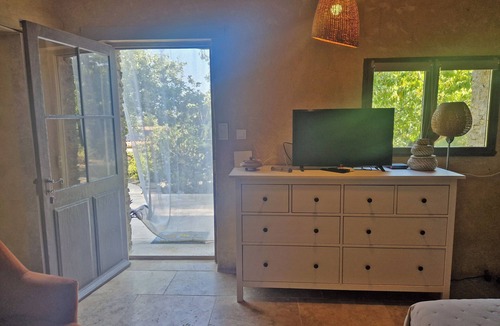 Faucon House | Tastefully decorated gîte with airco and heated pool