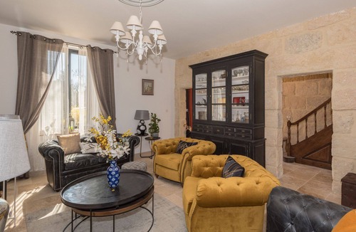 Remoulins House | THE BASTIDE GARD BRIDGE spacious room decorated in Provencal style