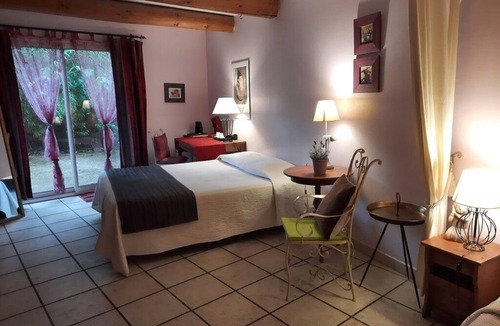 Castillon-du-Gard Bed & Breakfast | The Perfect Cottage for Friendly Stays with Family or Friends