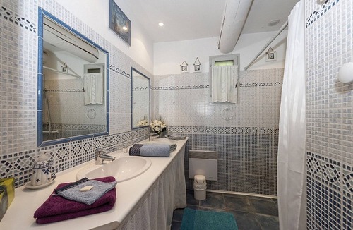 Castillon-du-Gard Bed & Breakfast | The Perfect Cottage for Friendly Stays with Family or Friends