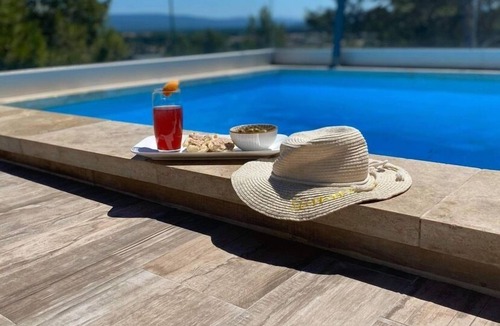 Vedene Villa | THE VIEW Californian villa with suspended pool