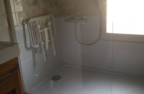Jonquerettes Bed & Breakfast | Tramontane, bedroom and TV room, near Avignon.