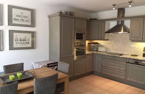 Lourmarin Apartment | Two Bedroom Apartment with Air Conditioning, Parking and Elevator in Lourmarin