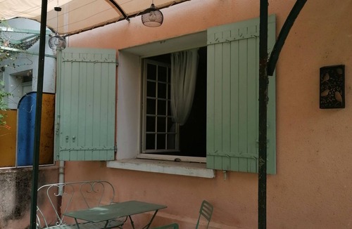 Orange House | two-bedroom townhouse with garden, close to the antique theatre