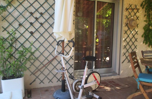 Montfavet Apartment | Under the sun of Provence and the song of the cicadas - 4 Nights minimum