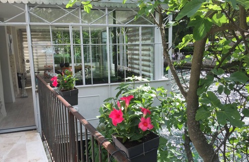 Fontaine-de-Vaucluse Apartment | Unique apartment by the water