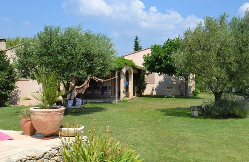 Meynes Villa | Vacances au Bord D'une Grande Piscine à L'ombre du Pool House et des Oliviers