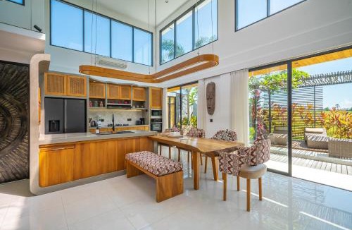 Beraban Villa | Villa Asri - Incredible Tropical 3BR close to Nyanyi beach!