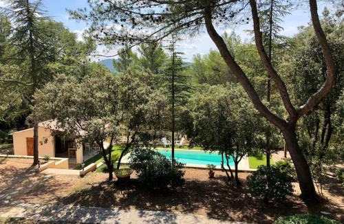 La Bastide-des-Jourdans Villa | Villa Bois Romay dans le Luberon avec piscine, tennis et pétanque.