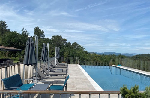 La Celle House | Villa Chardonnay, a large 7-bedroom building in the heart of an AB vineyard