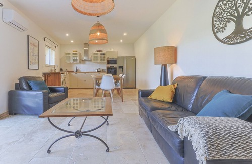 Monteux Villa | Villa des Cieux, a cosy holiday home with private pool in Provence for 8 people