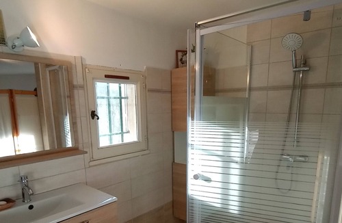 Saint-Martin-de-Castillon Apartment | Village house with south-facing terrace