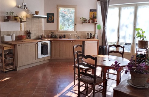 Saint-Martin-de-Castillon Apartment | Village house with south-facing terrace