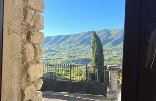 Saint-Martin-de-Castillon Apartment | Village house with terrace and breathtaking views!