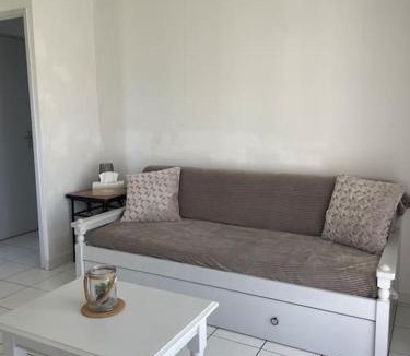 Saint-Saturnin-les-Avignon Apartment | Villa Tia - Appartement 2 chambres - piscine - bord de lac