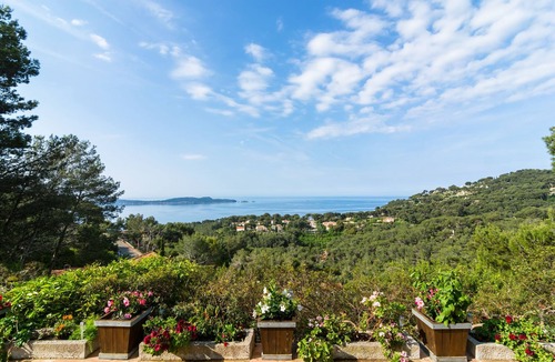 Hyeres Villa | Villa in Hyères near Beach & Pool