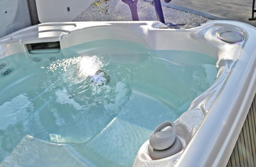 Meyrargues Villa | Villa-jacuzzi-1chb-jardin-10minsAixEnPce-QuartierChic