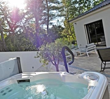 Meyrargues House | Villa-jacuzzi-1chb-jardin-10minsAixEnPce-QuartierChic
