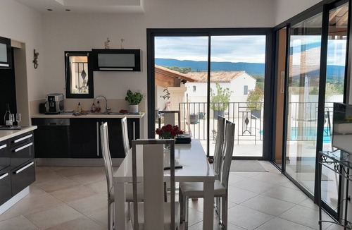 Crillon-le-Brave Villa | Villa 'L'ecrin Du Ventoux' with Mountain View, Wi-Fi and Air Conditioning