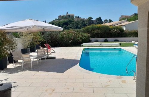 Crillon-le-Brave Villa | Villa 'L'ecrin Du Ventoux' with Mountain View, Wi-Fi and Air Conditioning