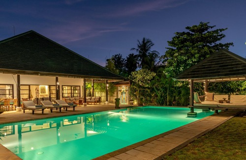 Dencarik Villa | Villa Lovina-beach 1, luxury 5 * villa, staff, beachfront, pool, free boattrip