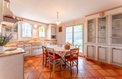 Saint-Etienne-du-Gres Villa | Villa 'Mas De La Tourrache' with Private Pool, Wi-Fi and Air Conditioning